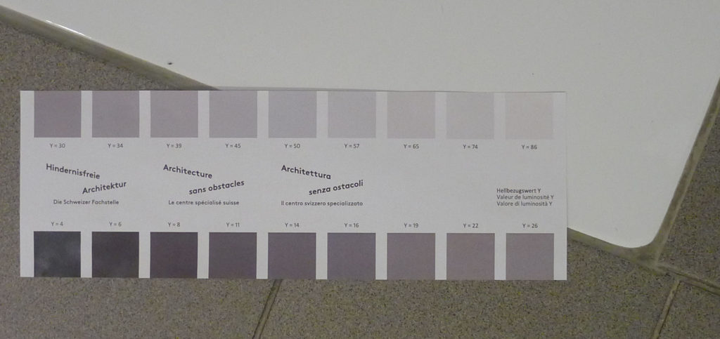 Foto de l'échelle des gris posée sur un carrelage